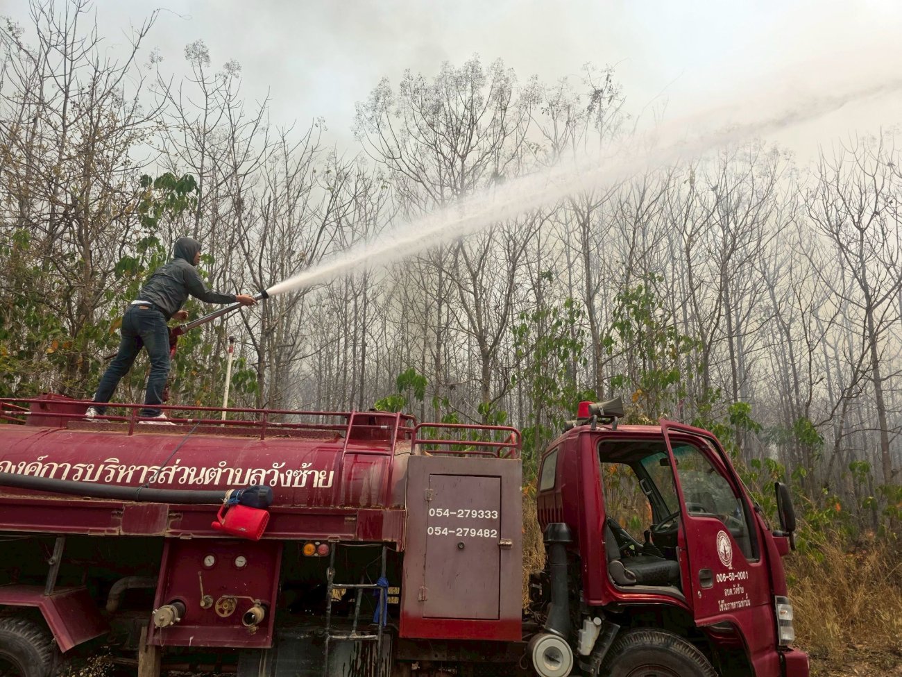 ระงับเหตุ ไฟป่าไหม้ลุกลามสวนต้นสักทอง และสวนลำไย ม.5