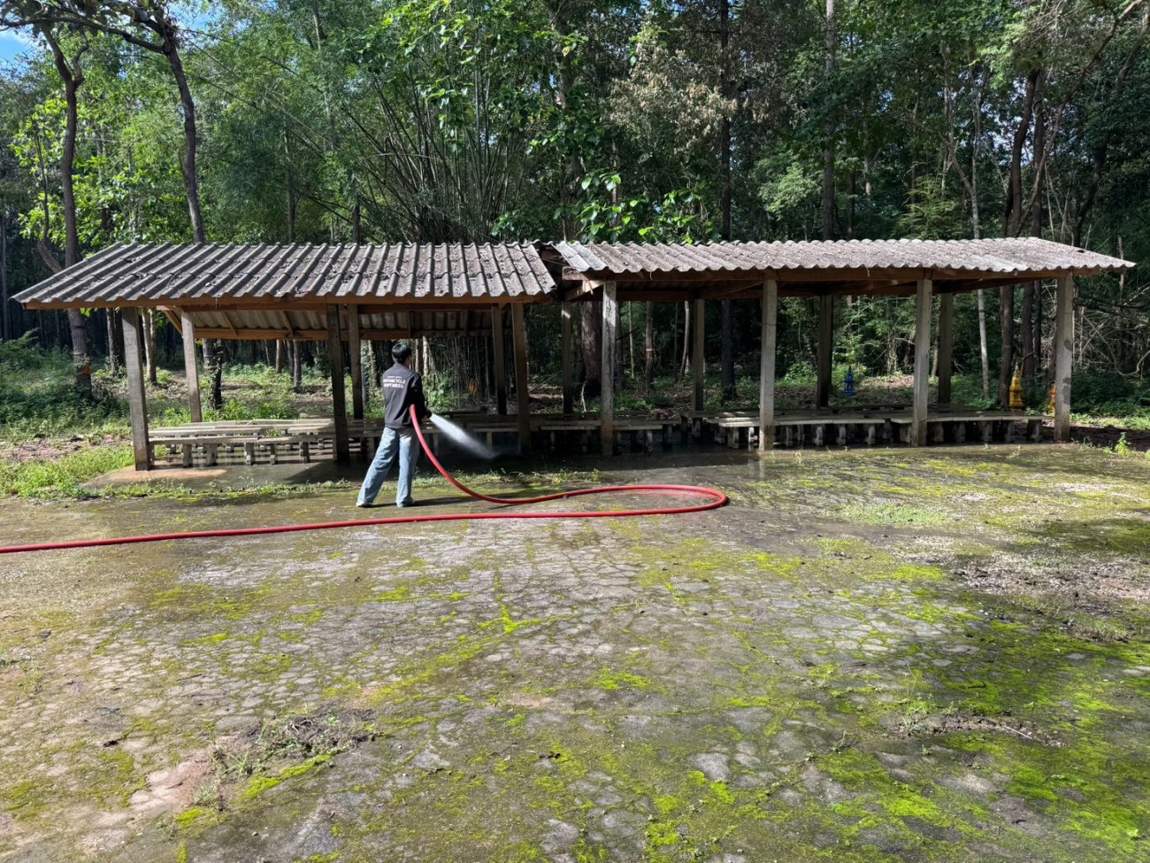 ฉีดล้างลานสุสานบ้านแม่สุขใน หมู่ที่ 4