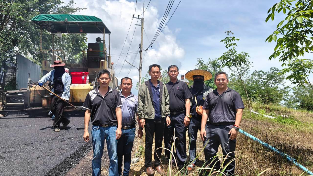 ลงพื้นที่ตรวจดู ผู้รับจ้างปูยางโครงการก่อสร้างถนนแอสฟัลติกส์สายห้วยห้อม บ้านแม่สุขเหนือ หมู่ที่ 8
