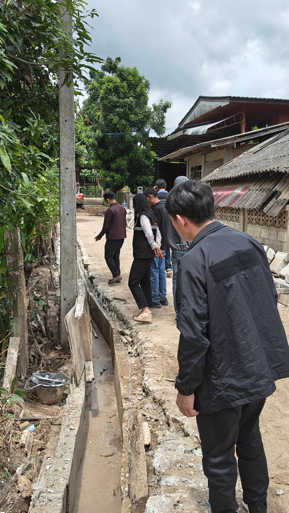 สำรวจความคืบหน้ารางระบายน้ำ บ้านน้ำหลง หมู่ที่ 6
