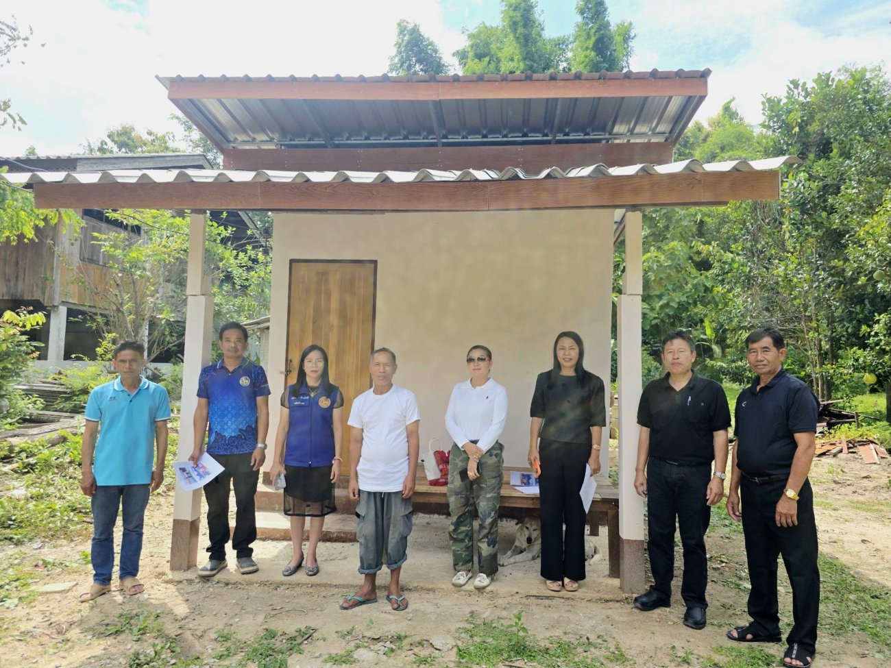 เตรียมความพร้อมในการจัดสถานที่ พิธีมอบบ้าน ฯ บ้านแม่สุขใน หมู่ที่ 4